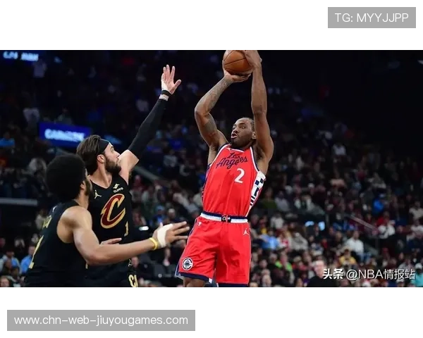 伦纳德上篮稳稳命中，快船在关键时刻稳住军心